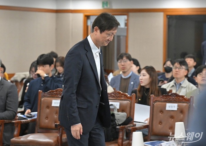 이찬진 금융감독원장이 13일 서울 영등포구 여의도 금융감독원에서 열린 '금융소비자보호 중심의 금융감독 전환을 위한 금융소비자보호 토론회: 금융투자상품 설계·판매 단계의 소비자보호 실효성 강화 방안'에 참석하고 있다. 사진=이수길 기자 Leo2004@newsway.co.kr