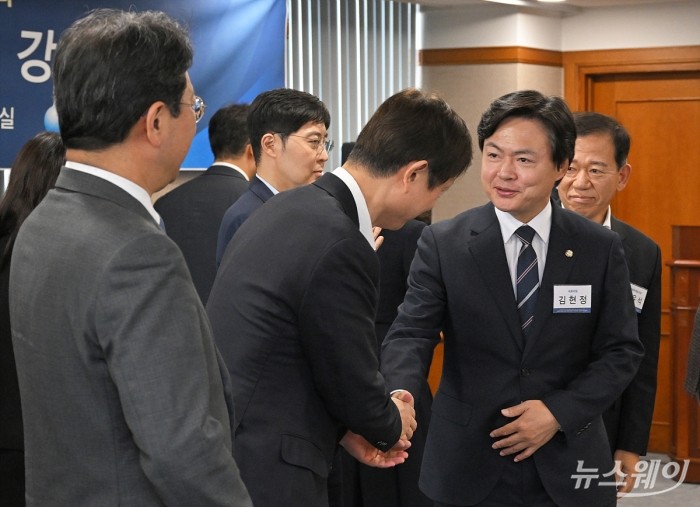 국회 정무위원회 소속 김승원 김현정 더불어민주당 의원이 13일 서울 영등포구 여의도 금융감독원에서 열린 '금융소비자보호 중심의 금융감독 전환을 위한 금융소비자보호 토론회: 금융투자상품 설계·판매 단계의 소비자보호 실효성 강화 방안'에서 이찬진 금융감독원장과 인사하고 있다. 사진=이수길 기자 Leo2004@newsway.co.kr