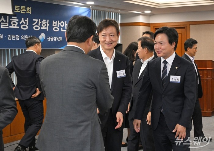 이찬진 금융감독원장이 13일 서울 영등포구 여의도 금융감독원에서 열린 '금융소비자보호 중심의 금융감독 전환을 위한 금융소비자보호 토론회: 금융투자상품 설계·판매 단계의 소비자보호 실효성 강화 방안'에서 국회 정무위원회 소속 김승원 김현정 더불어민주당 의원과 인사하고 있다. 사진=이수길 기자 Leo2004@newsway.co.kr