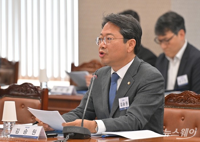 국회 정무위원회 소속 김승원 더불어민주당 의원이 13일 서울 영등포구 여의도 금융감독원에서 열린 '금융소비자보호 중심의 금융감독 전환을 위한 금융소비자보호 토론회: 금융투자상품 설계·판매 단계의 소비자보호 실효성 강화 방안'에서 발언하고 있다. 사진=이수길 기자 Leo2004@newsway.co.kr