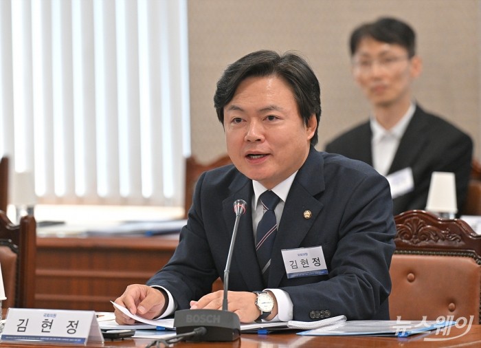 국회 정무위원회 소속 김현정 더불어민주당 의원이 13일 서울 영등포구 여의도 금융감독원에서 열린 '금융소비자보호 중심의 금융감독 전환을 위한 금융소비자보호 토론회: 금융투자상품 설계·판매 단계의 소비자보호 실효성 강화 방안'에서 발언하고 있다. 사진=이수길 기자 Leo2004@newsway.co.kr