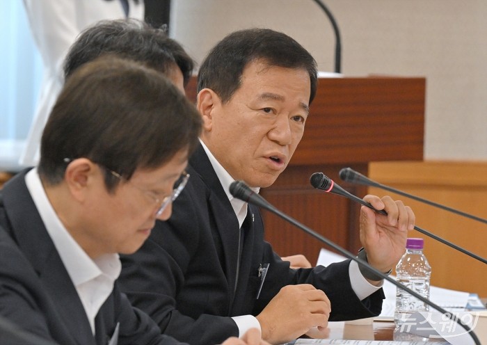 서유석 금융투자협회장이 13일 서울 영등포구 여의도 금융감독원에서 열린 '금융소비자보호 중심의 금융감독 전환을 위한 금융소비자보호 토론회: 금융투자상품 설계·판매 단계의 소비자보호 실효성 강화 방안'에서 축사를 하고 있다. 사진=이수길 기자 Leo2004@newsway.co.kr