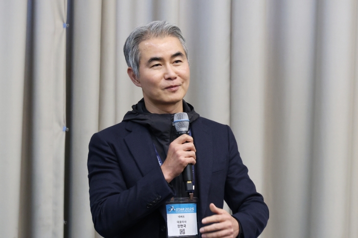 장현국 넥써쓰 대표는 13일 오후 부산 벡스코에서 개최된 '지스타 2025'에서 기자간담회를 열고 내년 사업 청사진과 게임 출시 계획을 밝히고 있다. 사진=게임기자단 제공