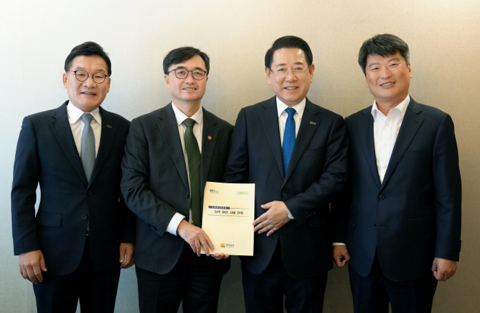 김영록 전라남도지사가 12일 서울 여의도에서 임기근 기획재정부 2차관과 간담회를 갖고 2026년 국회 증액 핵심사업들이 차질 없이 반영되도록 지원을 요청한 뒤 전남의 주요 현안사업 건의 내용을 전달하고 있다.