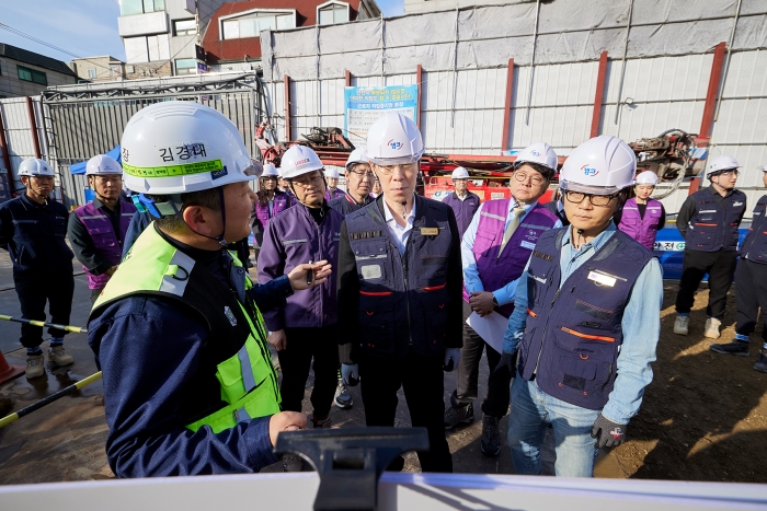 한전 관악·동작지사 건설현장(서울 동작구 사당동)에서 정정훈 캠코 사장(가운데)이 공사현장의 안전관리 현황을 점검하고 있다. 사진=캠코