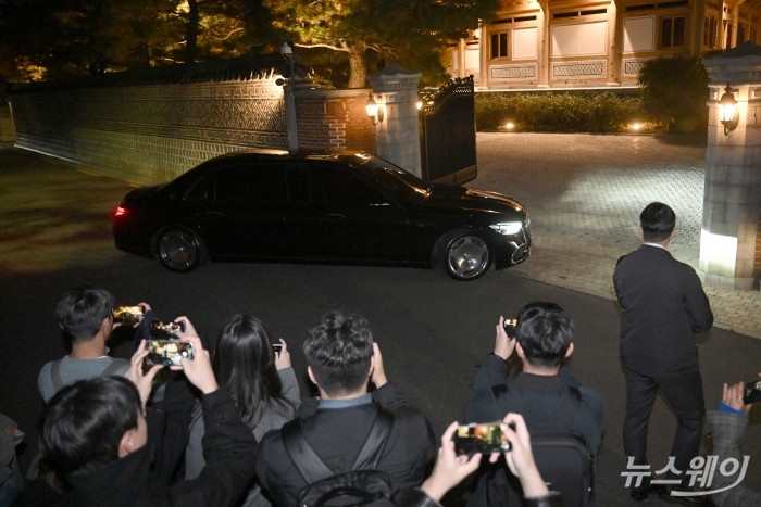 이재용 삼성전자 회장이 탑승한 것으로 추정되는 차량이 13일 오후 서울 용산구 한남동 승지원으로 들어가고 있다. 사진=강민석 기자 kms@newsway.co.kr
