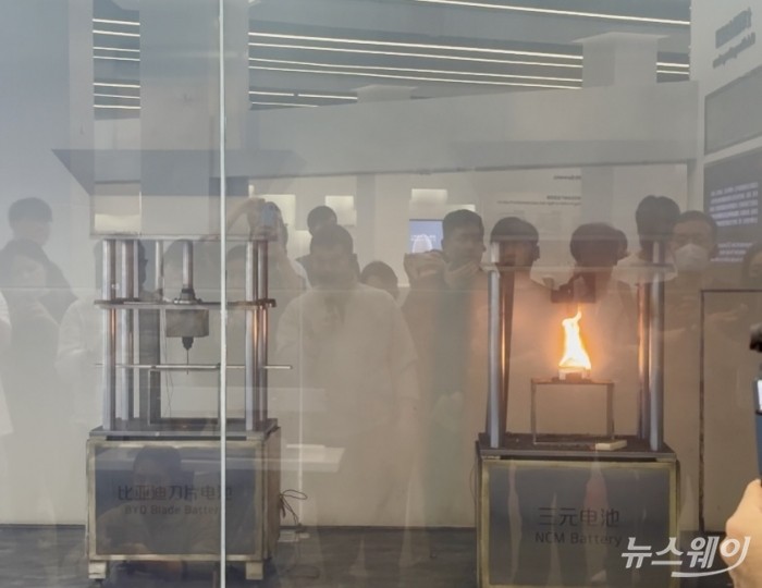 BYD 본사 내 전시관 실험실(왼쪽 블레이트 배터리, 오른쪽 NCM 배터리 구멍 뚫은 후 모습.) 사진=황예인 기자
