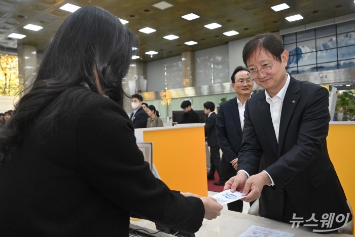 이찬진 금융감독원장이 14일 오전 서울 여의도 국민은행 본점에서 열린 오픈뱅킹 안심차단서비스 출시 간담회에서 직원으로부터 상담을 받고 있다. 사진=강민석 기자 kms@newsway.co.kr
