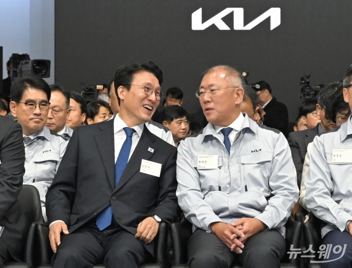 김민석 국무총리와 정의선 현대차그룹 회장이 14일 오전 경기도 화성에서 열린 기아 화성 EVO 플랜트 East준공식 및 West기공식에서 대화하고 있다. 사진=이수길 기자 Leo2004@newsway.co.kr