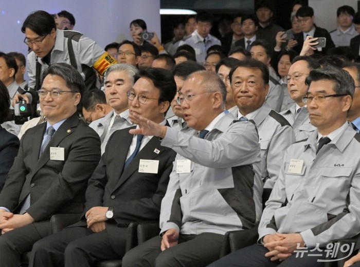 김민석 국무총리와 정의선 현대차그룹 회장이 14일 오전 경기도 화성에서 열린 기아 화성 EVO 플랜트 East준공식 및 West기공식에서 대화를 하고 있다. 사진=이수길 기자 Leo2004@newsway.co.kr