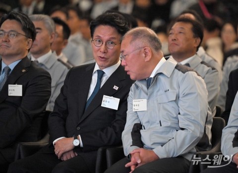 김민석 총리와 대화하는 정의선 현대차그룹 회장