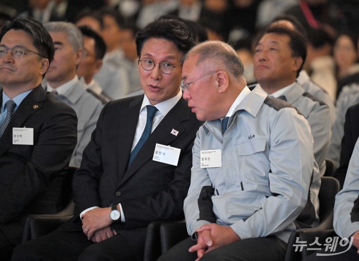 김민석 국무총리와 정의선 현대차그룹 회장이 14일 오전 경기도 화성에서 열린 기아 화성 EVO 플랜트 East준공식 및 West기공식에서 대화를 하고 있다. 사진=이수길 기자 Leo2004@newsway.co.kr