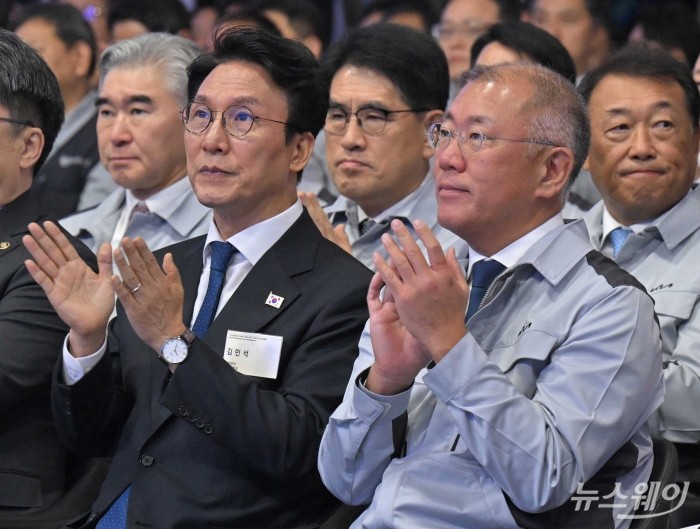 김민석 국무총리와 정의선 현대차그룹 회장이 14일 오전 경기도 화성에서 열린 기아 화성 EVO 플랜트 East준공식 및 West기공식에서 박수치고 있다. 사진=이수길 기자 Leo2004@newsway.co.kr