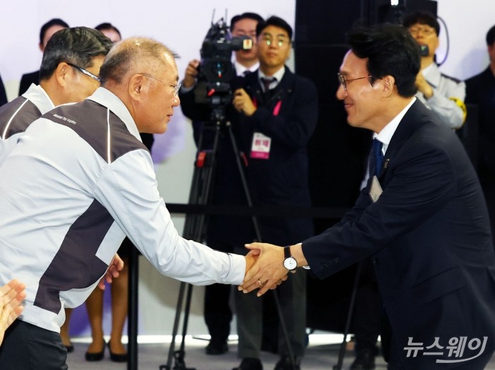 김민석 국무총리와 정의선 현대차그룹 회장이 14일 경기도 화성시 우정읍 기아오토랜드 화성에서 열린 기아 화성 EVO 플랜트 East 준공식 & West 기공식에서 악수를 나누고 있다. 2025.11.14. 사진=청사사진기자단