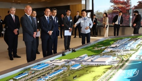 기아의 미래산업전략 둘러보는 김민석 총리와 정의선 현대 회장