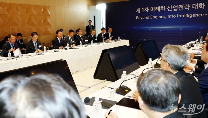 김민석 국무총리가 14일 경기도 화성시 우정읍 기아오토랜드 화성 내 화성대에서 미래차 산업전략 대화에서 모두발언을 하고 있다. 2025.11.14. 사진=청사사진기자단