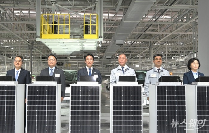 김민석 국무총리와 정의선 현대차그룹 회장을 비롯한 참석자들이 14일 오전 경기도 화성에서 열린 기아 화성 EVO 플랜트 East준공식 및 West기공식에서 세리머니에 앞서 기념촬영을 하고 있다. 사진=이수길 기자 Leo2004@newsway.co.kr