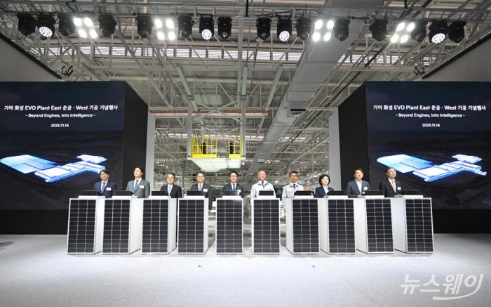 김민석 국무총리와 정의선 현대차그룹 회장을 비롯한 참석자들이 14일 오전 경기도 화성에서 열린 기아 화성 EVO 플랜트 East준공식 및 West기공식에서 세리머니에 앞서 기념촬영을 하고 있다. 문성준 현대차·기아협력회장, 정명근 화성시장, 김동연 경기도지사, 문신학 산업통상부 1차관, 김민석 국무총리, 정의선 현대차그룹 회장, 송호성 기아 사장, 송옥주 더불어민주당 의원, 이준석 개혁신당 의원, 정정훈 한국자산관리공사 사장. 사진=이수길 기자 Leo2004@newsway.co.kr