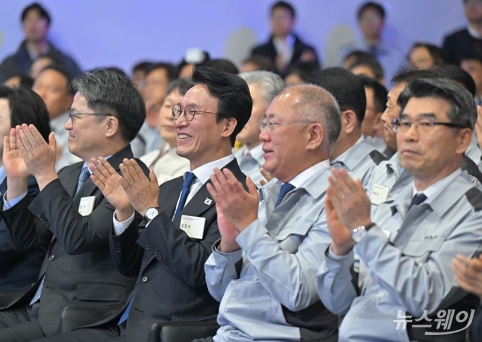 김민석 국무총리와 정의선 현대차그룹 회장, 송호성 기아 사장이 14일 오전 경기도 화성에서 열린 기아 화성 EVO 플랜트 East준공식 및 West기공식에서 박수치고 있다. 사진=이수길 기자 Leo2004@newsway.co.kr