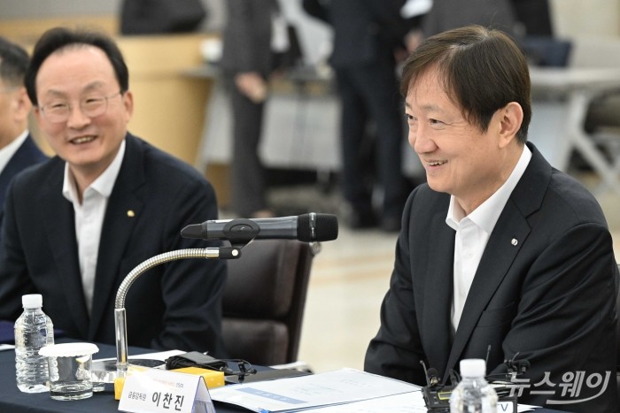 (오른쪽)이찬진 금융감독원장과 이환주 KB국민은행장이 14일 오전 서울 여의도 국민은행 본점에서 열린 오픈뱅킹 안심차단서비스 출시 간담회에서 대화하던 중 미소를 짓고 있다. 사진=강민석 기자 kms@newsway.co.kr