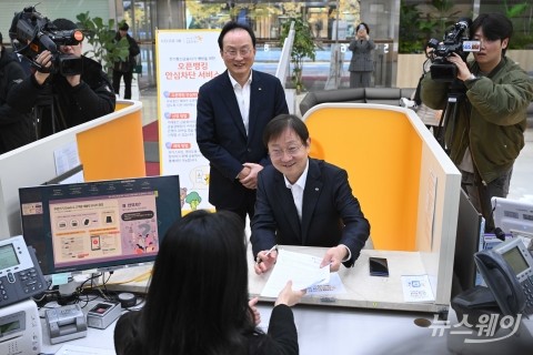 '오픈뱅킹 안심차단서비스' 상담받는 이찬진 금감원장