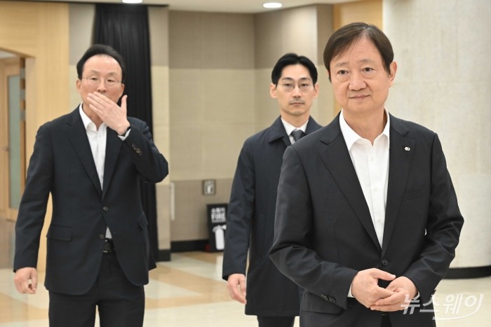 (오른쪽)이찬진 금융감독원장과 이환주 KB국민은행장이 14일 오전 서울 여의도 국민은행 본점에서 열린 오픈뱅킹 안심차단서비스 출시 간담회에 참석하기 위해 간담회장으로 들어서고 있다. 사진=강민석 기자 kms@newsway.co.kr