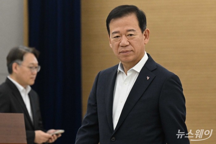 서유석 금융투자협회장이 14일 오전 서울 여의도 국민은행 본점에서 열린 오픈뱅킹 안심차단서비스 출시 간담회에서 기념촬영을 마친 뒤 자리로 향하고 있다. 사진=강민석 기자 kms@newsway.co.kr