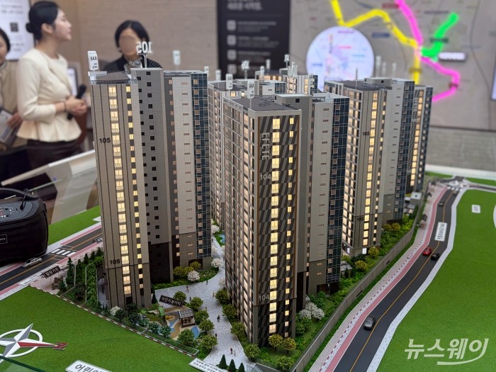 HL디앤아이한라가 시공하는 경기도 성남시 수정구 복정동 '복정역 에피트' 모델하우스 내부에 마련된 모형도. 사진=박상훈 기자