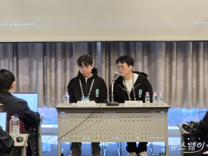 정명근 리트레일 아트디렉터(AD)와 박찬혁 리트레일 기획팀장이 14일 오후 부산 벡스코에서 신작 '게이트 오브 게이츠'를 소개하고 있다. 사진=유선희 기자