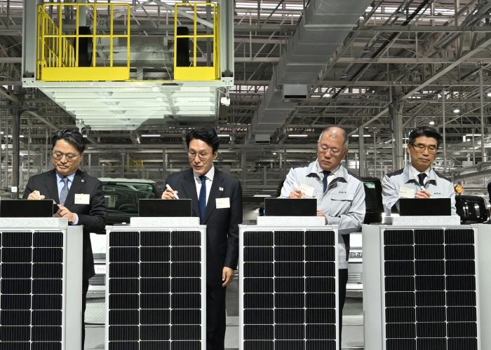 기아 화성 EVO Plant East 준공식과 West 기공식에 참석한 주요 인사 (왼쪽부터) 문신학 산업통상부 1차관, 김민석 국무총리, 정의선 현대자동차그룹 회장, 송호성 기아 사장. 사진=현대차그룹 제공