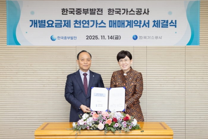 이영조 중부발전 사장(좌측)과 최연혜 가스공사 사장(우측)이 발전용 개별요금제 천연가스 매매계약을 체결하고 기념촬영을 하고 있다. 사진=한국가스공사 제공