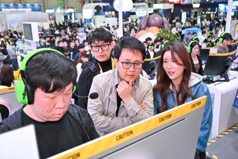 방준혁 의장, 넷마블 부스 방문해 "유저 소통은 혁신 출발점"