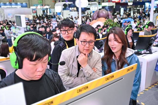 방준혁 의장, 넷마블 부스 방문해 "유저 소통은 혁신 출발점"