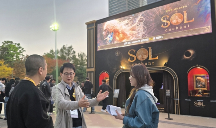 방준혁 넷마블·코웨이 의장이 14일 오후 부산 벡스코에 마련된 넷마블 부스를 방문했다. 사진=넷마블 제공