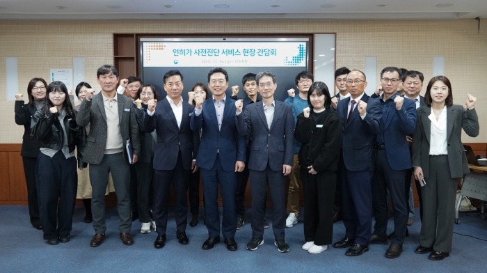 국토교통부 관계자들이 14일 나주를 방문해 인허가 사전진단 서비스 운영 현황 점검과 우수 사례 공유 등 향후 기능 개선 방향에 대해 논의했다.(사진 제공-나주시)