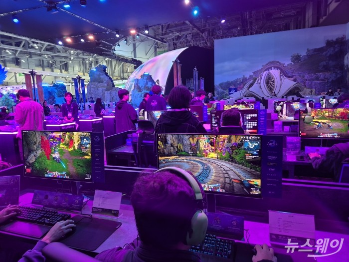 지스타2025 참관객들이 아이온2 시연장에서 게임을 즐기고 있다. 사진=유선희 기자