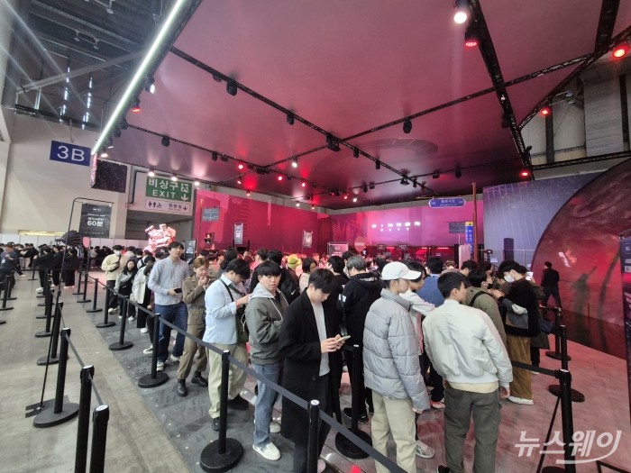 지스타2025 참관객들이 엔씨소프트 신더시티를 시연하기 위해 대기하고 있다. 사진=유선희 기자