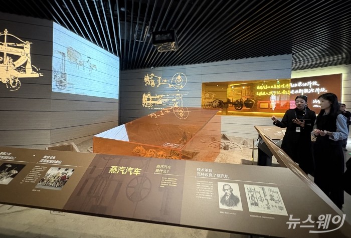 디스페이스 전시관서 중국 자동차 역사를 설명하고 있다. 사진=황예인 기자