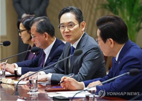 李 &quot;정부·기업 합동대응 빛나&quot;···재계 총수들 &quot;국내투자 책임 다하겠다&quot;