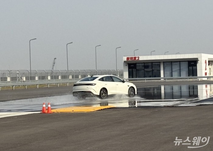 BYD 서킷 모의 빙판길. 사진=황예인 기자