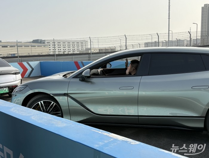 자동 평행 주차 중인 BYD 차량. 사진=황예인 기자