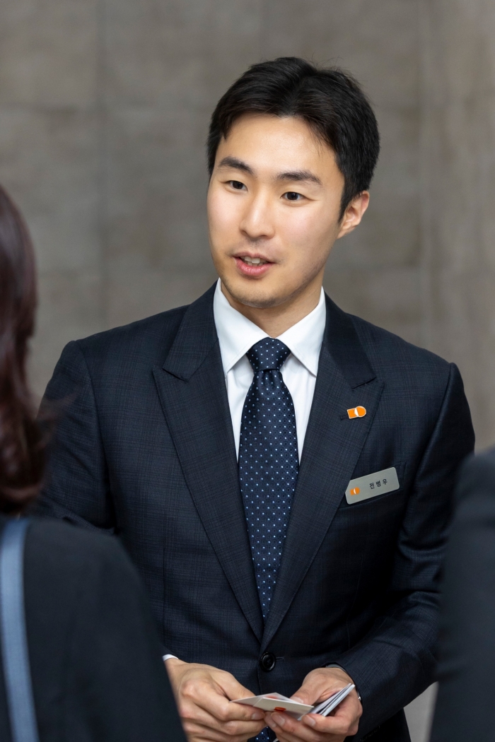 전병우 삼양식품 전무가 지난 6월 밀양 제2공장 준공식에서 해외 바이어들을 만나고 있다. 사진제공=삼양식품