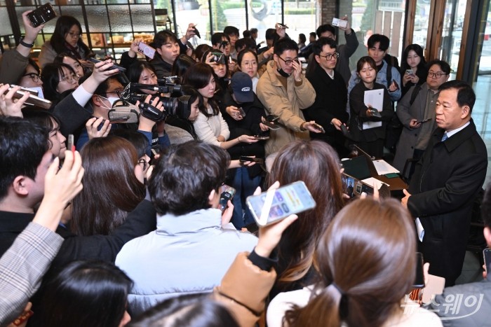 서유석 금융투자협회 회장이 17일 오전 서울 여의도 한 카페에서 '제7대 금융투자협회장 선거 출마' 관련 입장을 밝히고 있다. 사진=강민석 기자 kms@newsway.co.kr