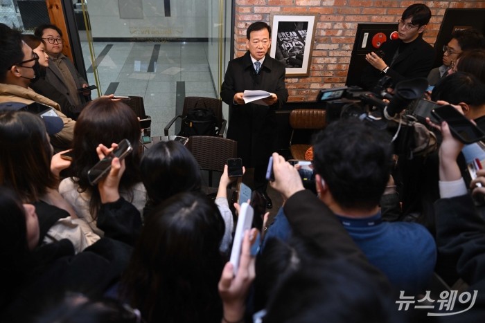 서유석 금융투자협회 회장이 17일 오전 서울 여의도 한 카페에서 '제7대 금융투자협회장 선거 출마' 관련 입장을 밝히고 있다. 사진=강민석 기자 kms@newsway.co.kr