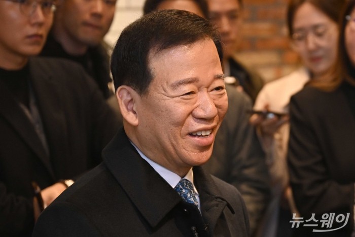 서유석 금융투자협회 회장이 17일 오전 서울 여의도 한 카페에서 '제7대 금융투자협회장 선거 출마' 관련 입장을 밝히던 중 미소를 짓고 있다. 사진=강민석 기자 kms@newsway.co.kr