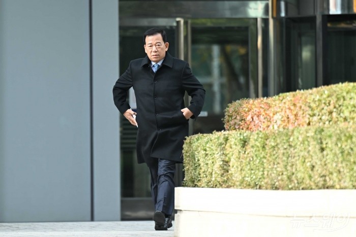 서유석 금융투자협회 회장이 17일 오전 서울 여의도 한 카페에서 '제7대 금융투자협회장 선거 출마' 관련 입장을 밝히기 위해 금투협을 나서고 있다. 사진=강민석 기자 kms@newsway.co.kr