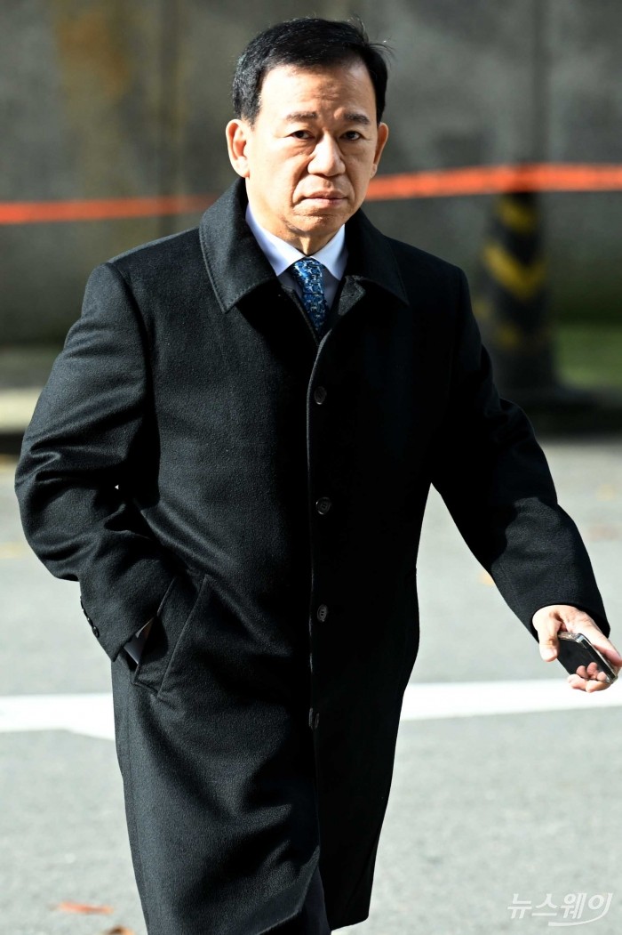 서유석 금융투자협회 회장이 17일 오전 서울 여의도 한 카페에서 '제7대 금융투자협회장 선거 출마' 관련 입장을 밝히기 위해 금투협을 나서고 있다. 사진=강민석 기자 kms@newsway.co.kr