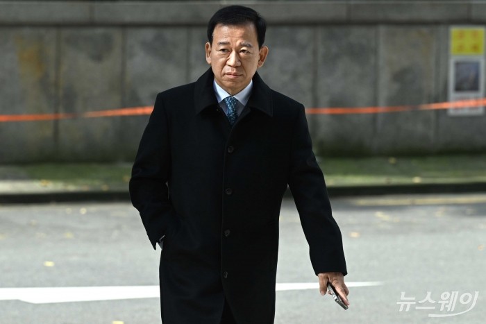 서유석 금융투자협회 회장이 17일 오전 서울 여의도 한 카페에서 '제7대 금융투자협회장 선거 출마' 관련 입장을 밝히기 위해 금투협을 나서고 있다. 사진=강민석 기자 kms@newsway.co.kr