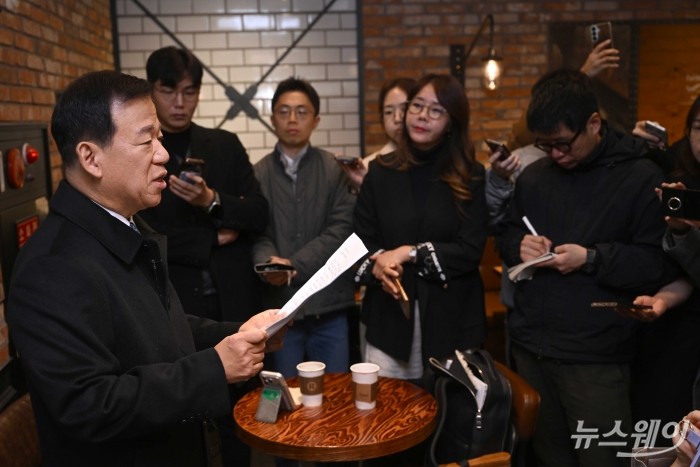 서유석 금융투자협회 회장이 17일 오전 서울 여의도 한 카페에서 '제7대 금융투자협회장 선거 출마' 관련 입장을 밝히고 있다. 사진=강민석 기자 kms@newsway.co.kr