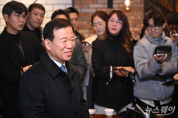 서유석 금융투자협회 회장이 17일 오전 서울 여의도 한 카페에서 '제7대 금융투자협회장 선거 출마' 관련 입장을 밝히던 중 미소를 짓고 있다. 사진=강민석 기자 kms@newsway.co.kr